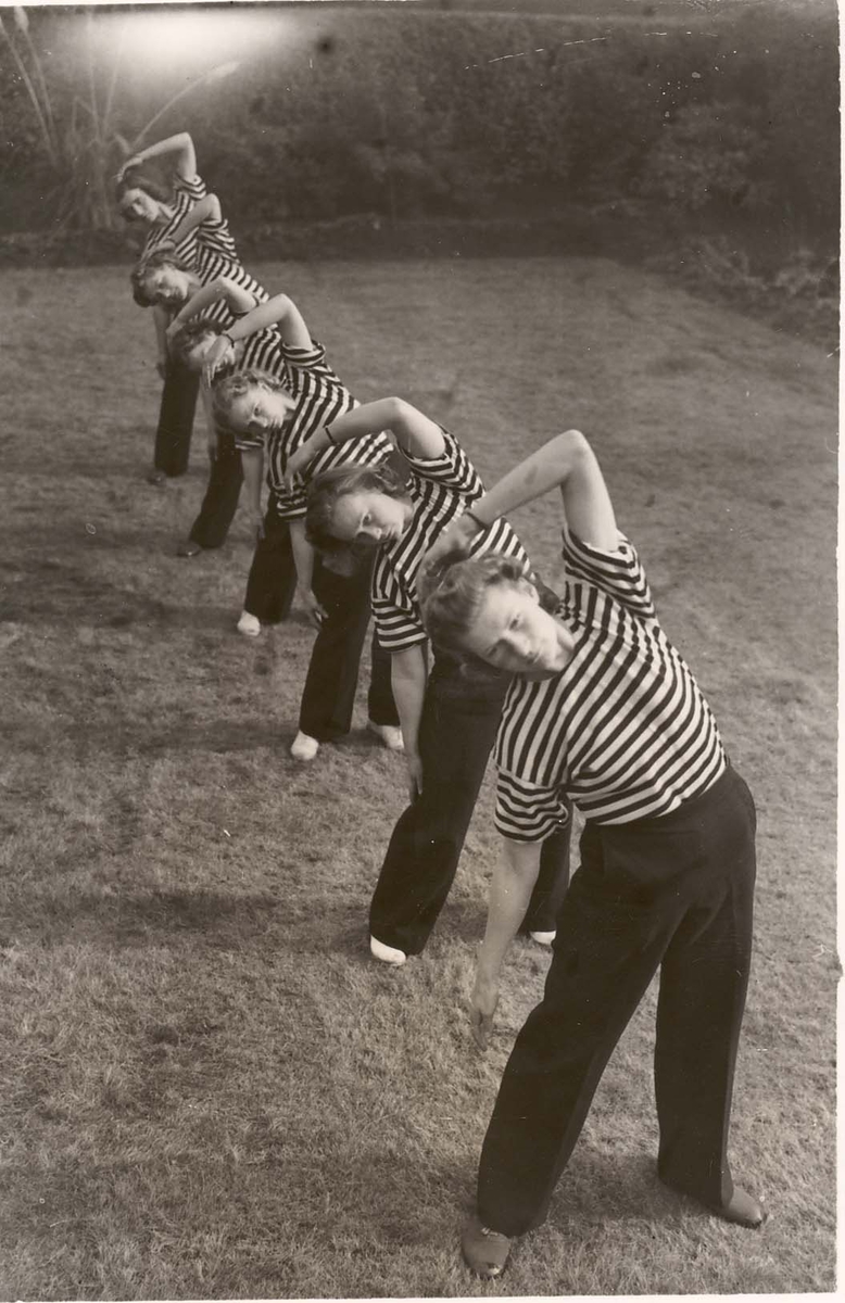 Motiv: Marinens Kvinnekorps 1942-1945 Kurs 2-1945 Liverpool Gymnastikk