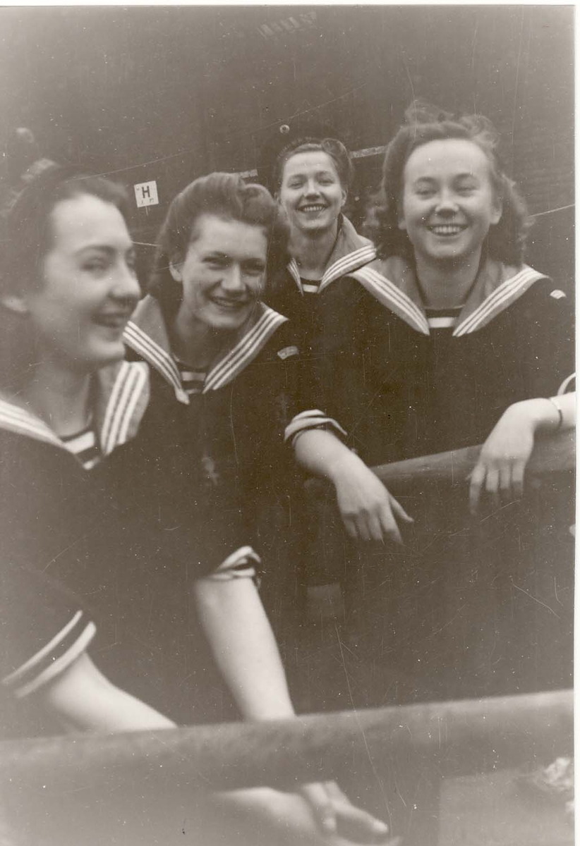 Motiv: Marinens Kvinnekorps 1942/1945 Roøvelser, Liverpool