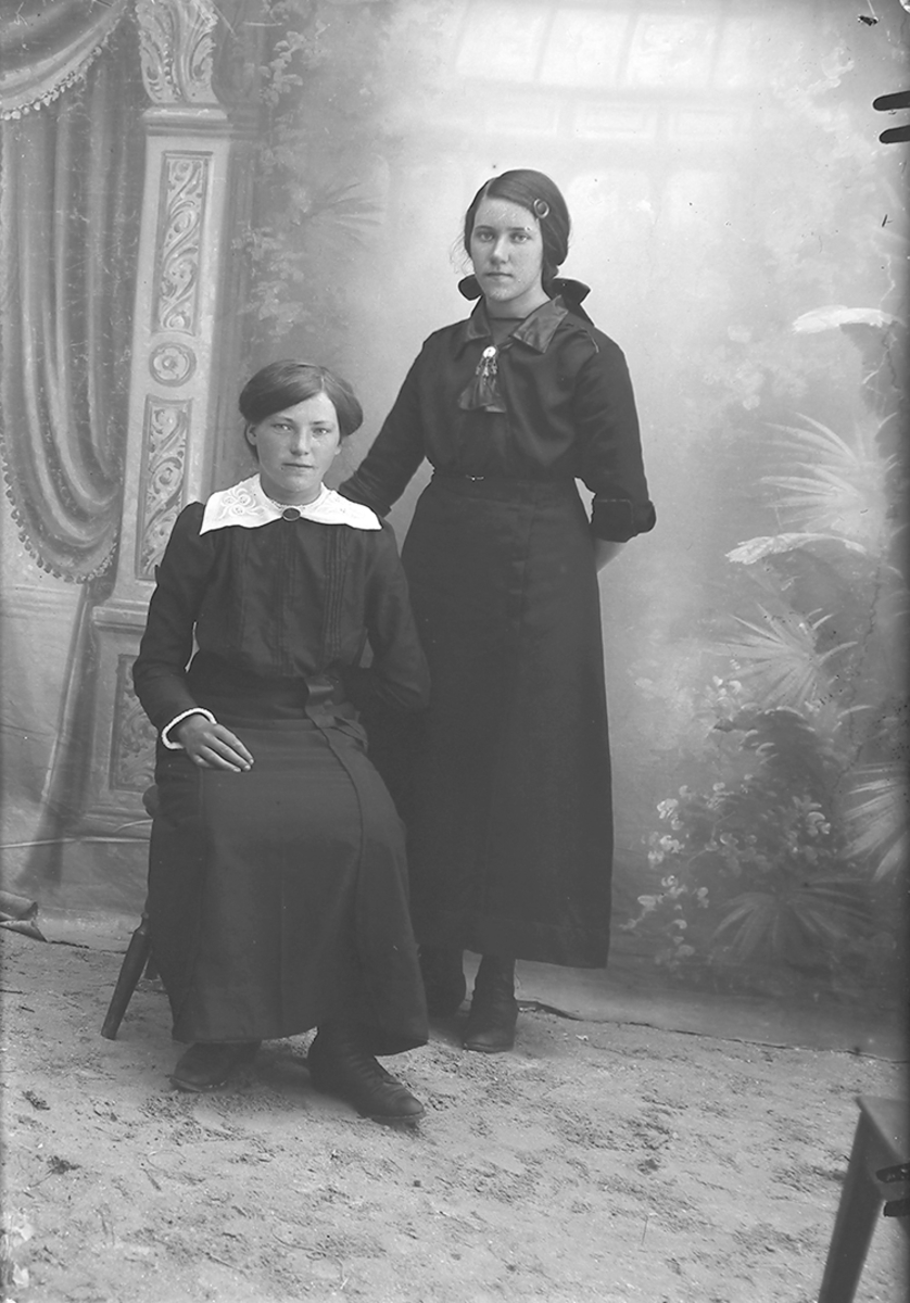 Portrett.  To konfirmanter. Gildeskål. 1915. Fra venstre: Oleanna Sofie Kristiansen, Skaugvolldal. Ukjent til høyre.