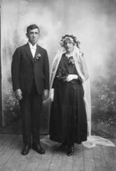 Portrett. Brudebilde. Ungt brudepar. Kvinne med slør.Bildet 