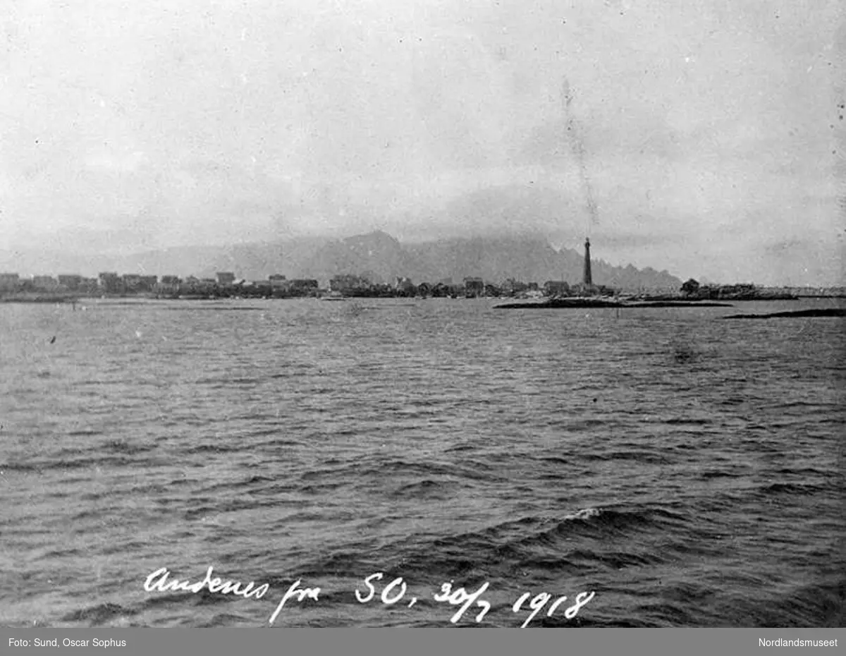 Andenes 30.juli 1918. Vi ser bebyggelsen i det fjerne med Andenes fyr som landemerke. Bildet tatt fra havet.