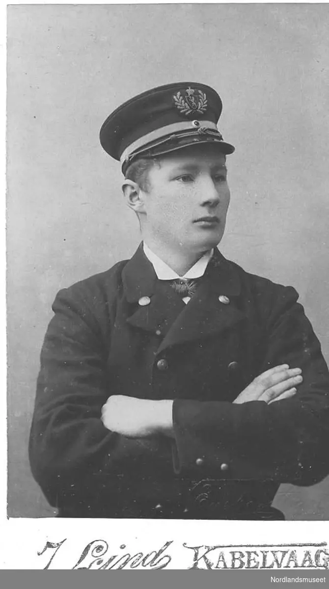 Portrett av ung mann med uniformslue.
 Mannen er svært lik Ole Johan Thomassen, f. 1891, fra Femris, Gildeskål, som er tolloppsynsmann i Svolvær i 1910. 