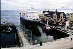 Hurtigruta "Vesterålen" med Kaarbøs slepebåt "Storebror" fra