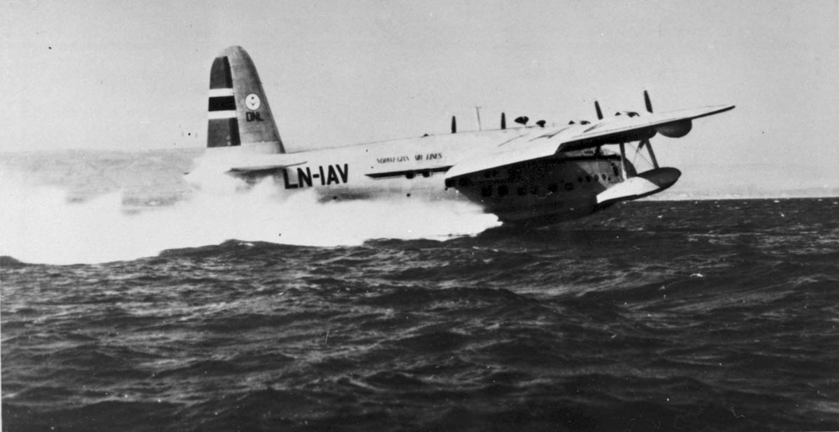 1 Fly i fart på havet. Shorts S.25 Sunderland 6. ldb 171 LN.IAV "Kvitbjørn fra DNL A/S, Oslo.