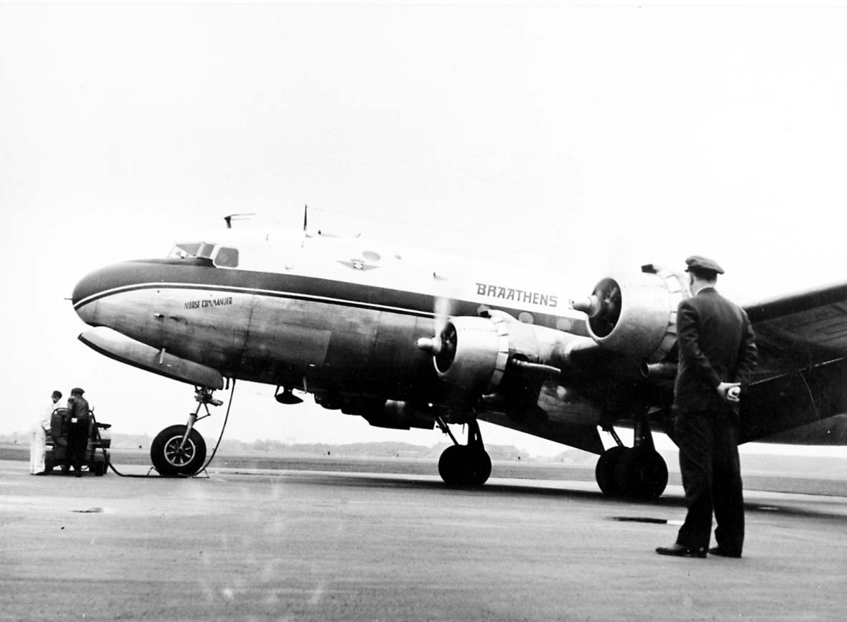 Lufthavn. 1 fly på bakken, Douglas DC-4 C-54 Skymaster "Norse Commander" fra Braathens SAFE.