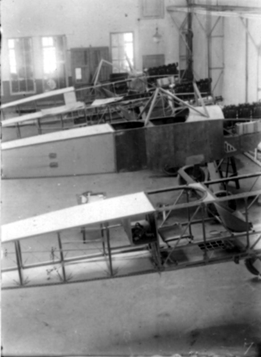 Flyfabrikk, flere fly under montring, F.F.9. Kaje 1.