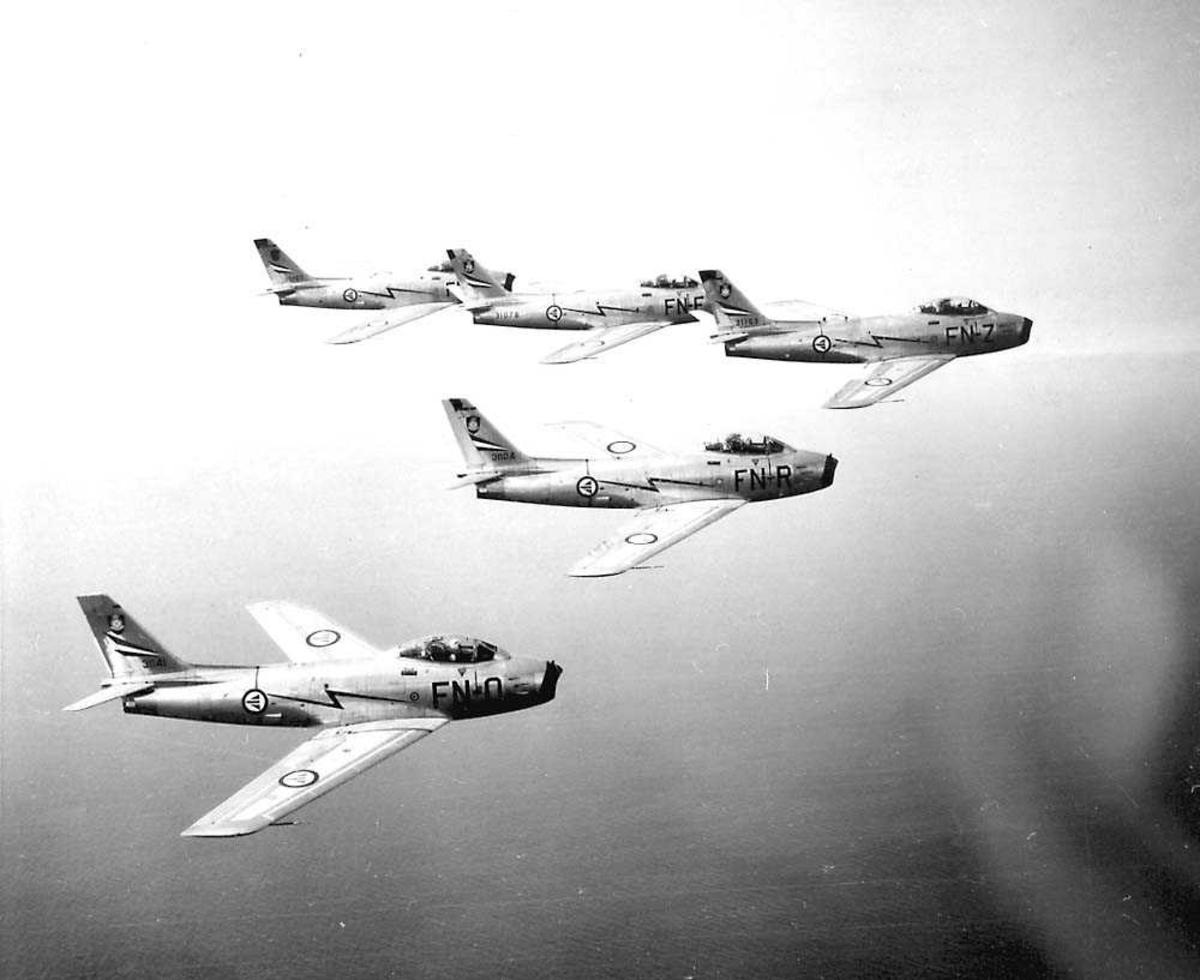 Luftfoto av fem F-86F Sabre tilhørende 331 skv  i formasjon. 
FN-O ser 53-1141
FN-R ser 53-1104
FN-F ser 53-1078
FN-X ser 52-5167
FN-Z ser 53-1169
Se også NL.03010013-14-15
                NL.04160038-39-40
                NL.99330066-67
