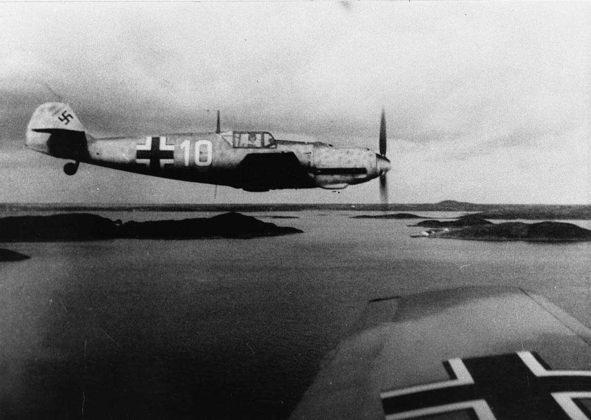 Tysk militert fly i lufta,  Bf109. (Formasjon). 