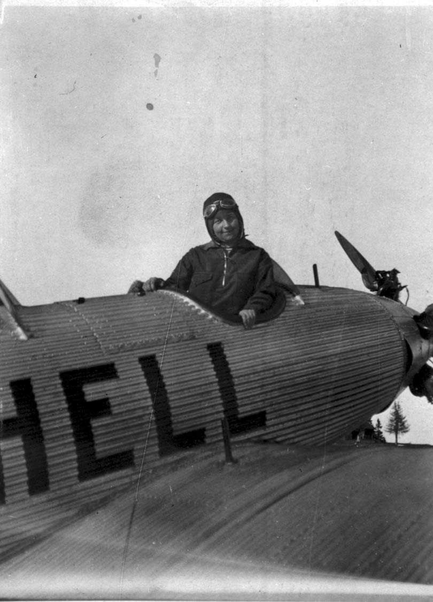 "Junkers Junior" fly. En kvinne sitter inne i flyet.