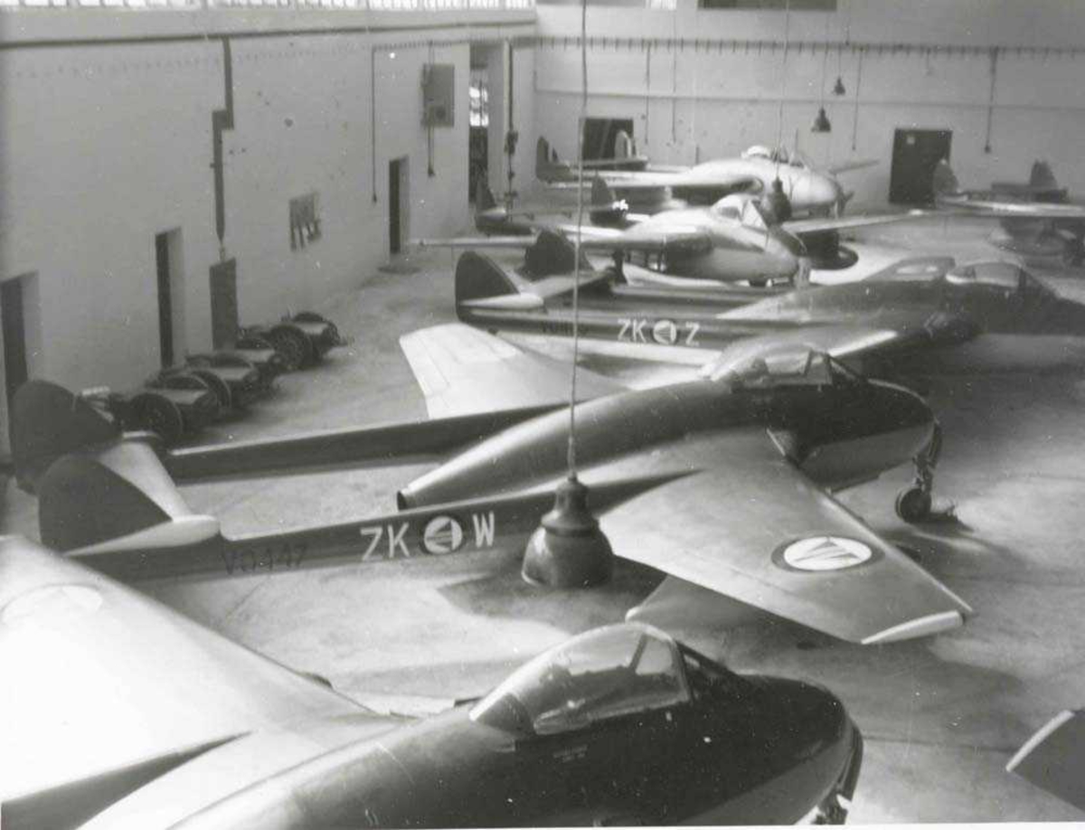 Flere fly inne i en hangar. Vamp.