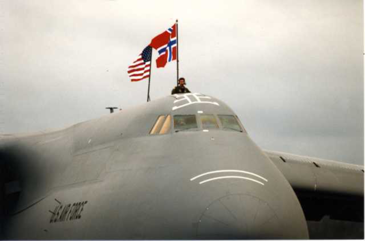 Lufthavn (flyplass) Ett fly på bakkenCockpiten av C-5 galaxy fra U.S. Air Force utvendig med Norsk og Amerikansk flagg.