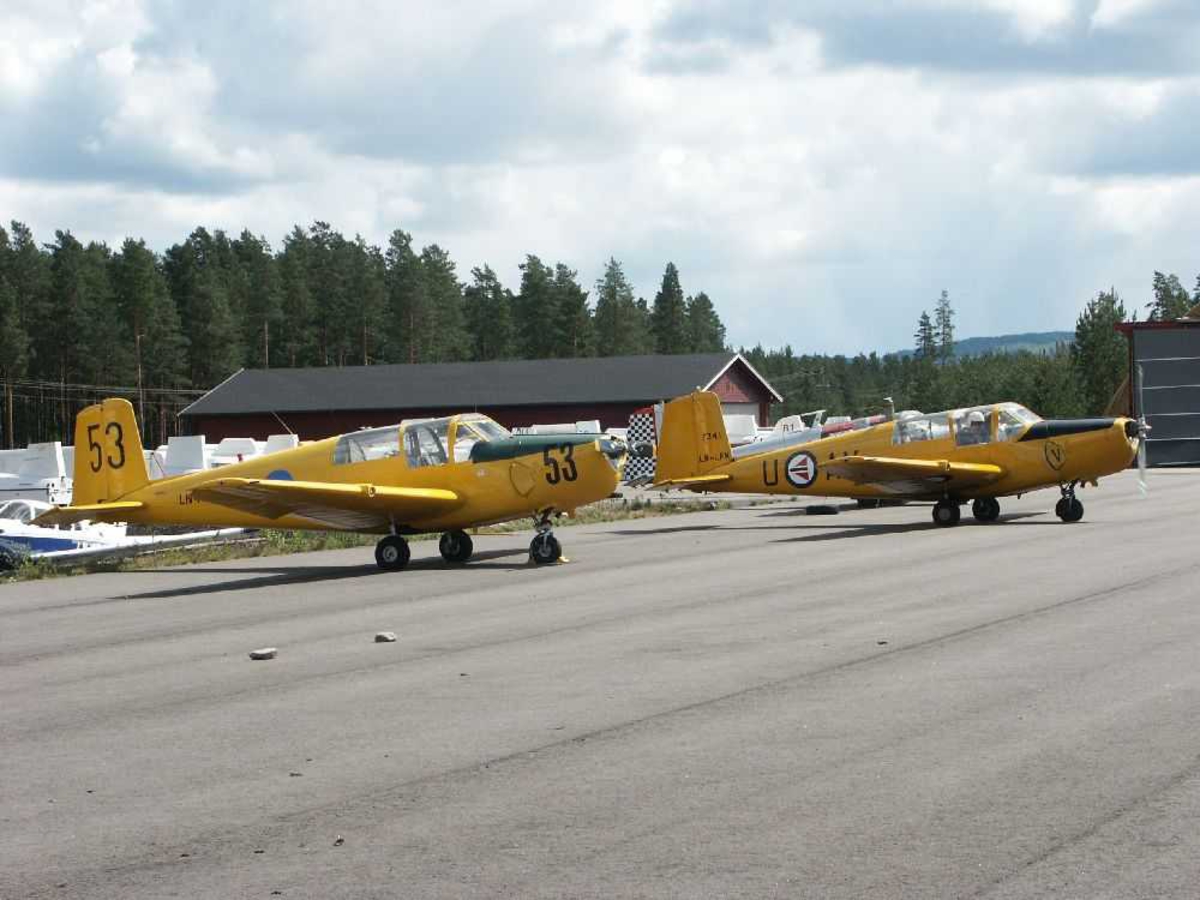 Lufthavn (flyplass) flere fly på bakken. To av dem Saab Sk50B Safir 91B