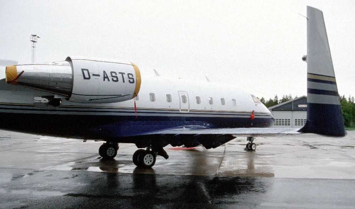 Ett fly på bakken, Canadair CL-600-2B16 Challenger 604, D-ASTS fra Sundt Air