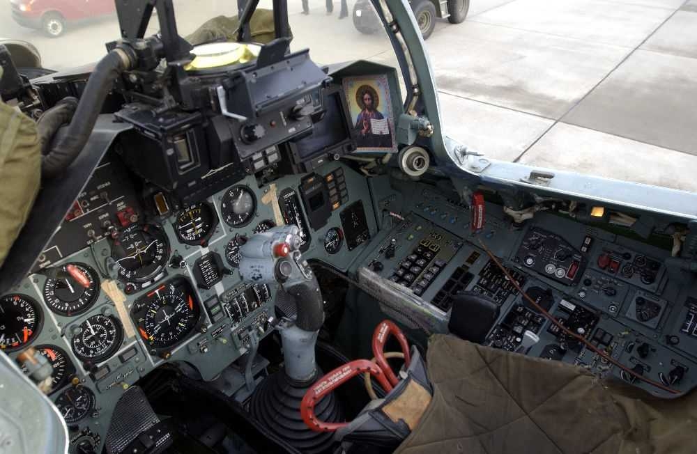 Detaljfoto fra flycockpit, antatt en Sukhoi.