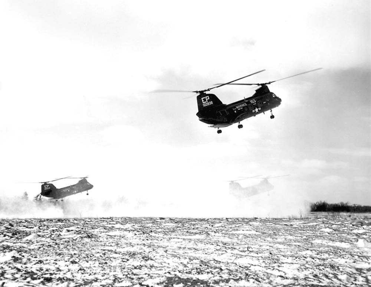 3 helikoptre i luften. Boeing Sea Knight CH-46A.