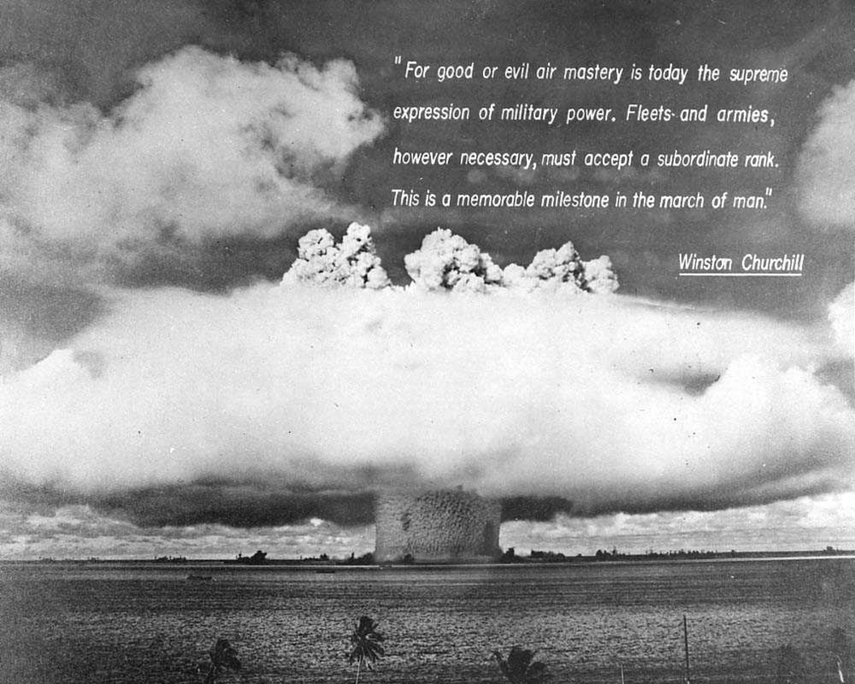 Atombombeeksplosjon. Reproduksjon. Innlagt tekst fra Winston Churchill.
