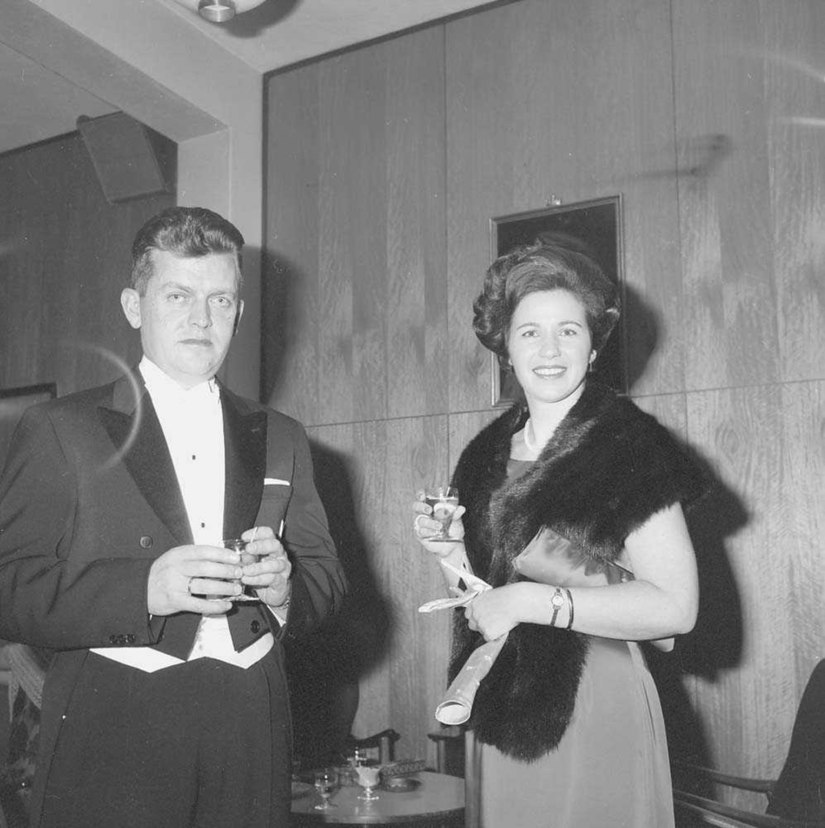 Garnisonsballet 1965, i Messe I på Bodø flystasjon. Odd Svang-Rasmussen med kone ønsker gjestene velkommen til ballet.
