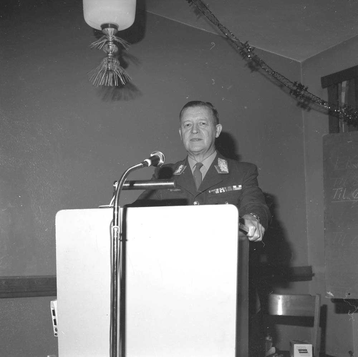 Øverstkommanderende for Nord-Norge (ØKN) Generalløytnant Sverre Ludvig Borgund Hamre holder tale på Bodø flystasjon.