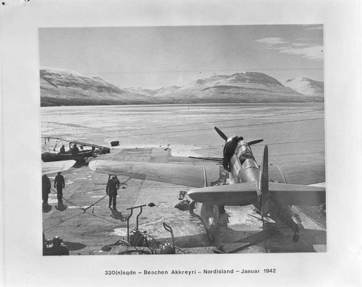 330 skvadron ved byen Akureyri på Nord-Island. Flyet er en Northrop N ...