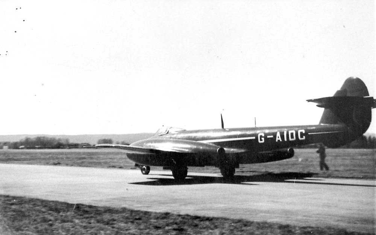 Ett fly på bakken, Gloster Meteor Mk IV.