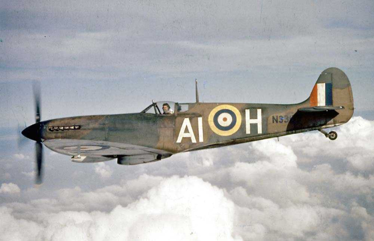 Luftfoto. Ett fly i luften, Spitfire Mk.