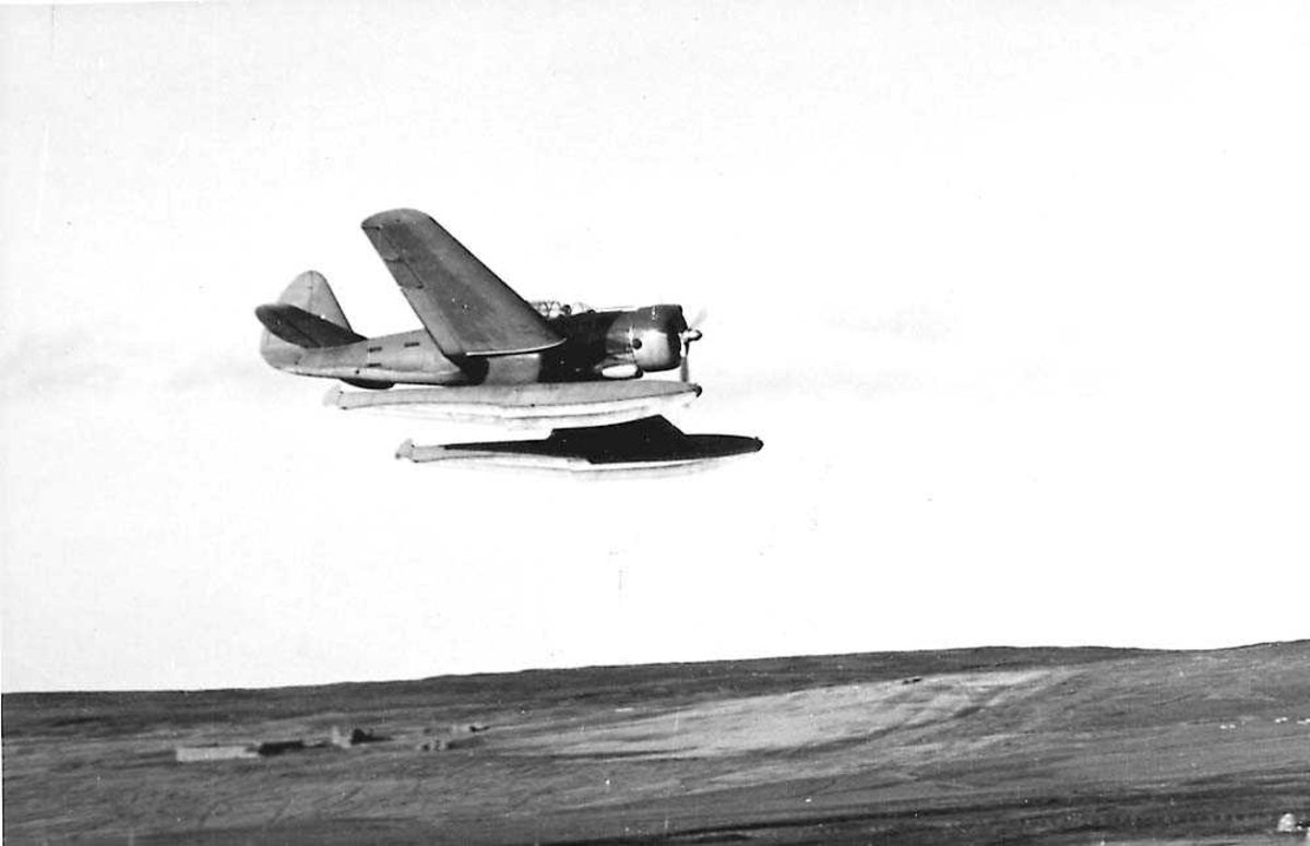 Luftfoto. Ett fly i luften, Northrop NPT3B med flottører.
