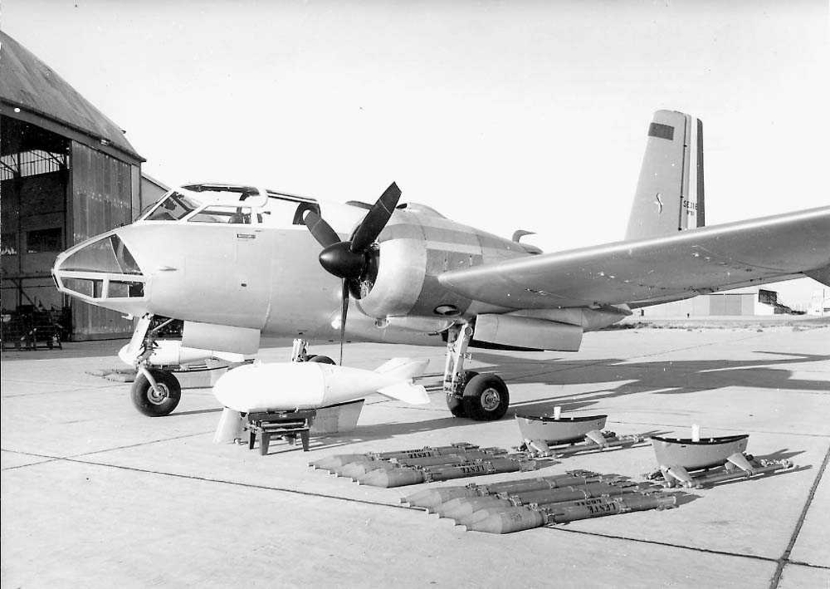 Lufthavn. Ett fly på bakken, Voltigeur SE 116 prototype. Flere våpen/bomber ligger foran flyet.