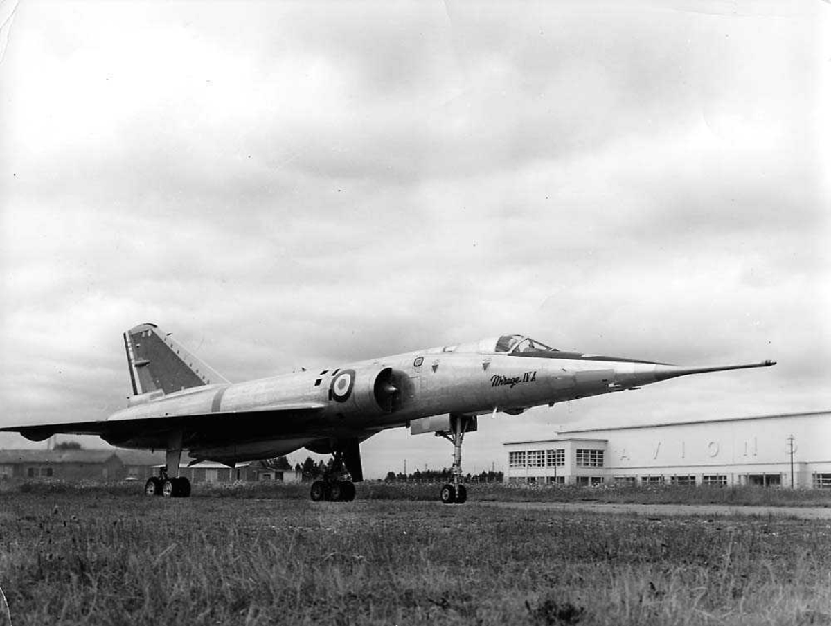 Lufthavn. Ett fly på bakken, Mirage IV A. Bygninger i bakgrunnen.