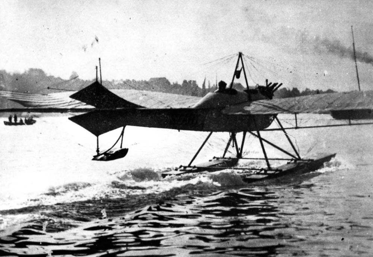 Ett fly i sakte fart bortover vannet, Rumbler Taube "Start".