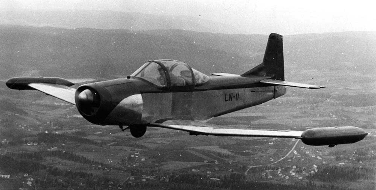 Luftfoto. Ett fly i luften, C. L. Larsen Spesial I/II.