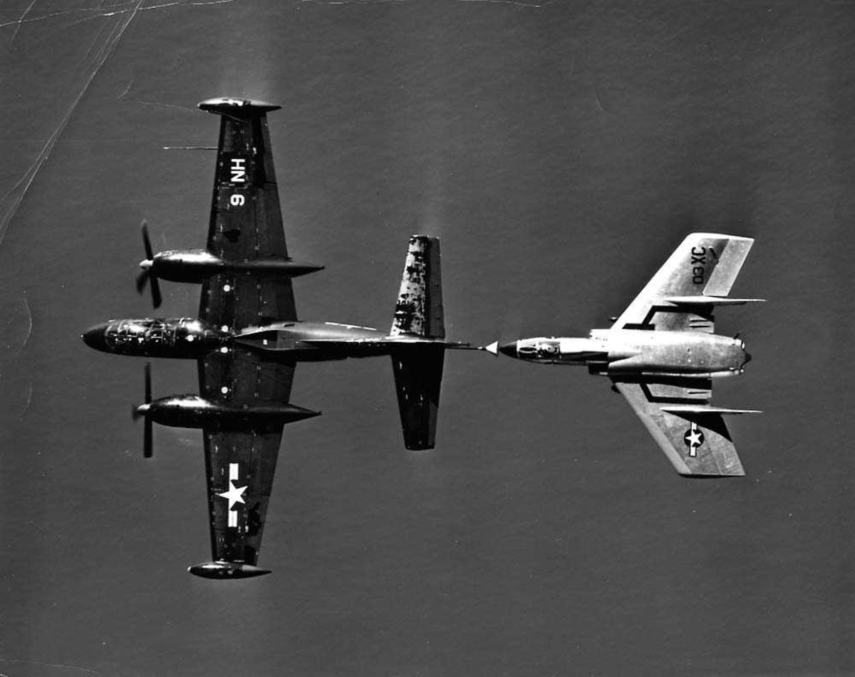 Luftfoto. To fly i luften. Chance Vought F7U-3M Cutlass som blir tanket fra en North American AJ-2 Savage.
