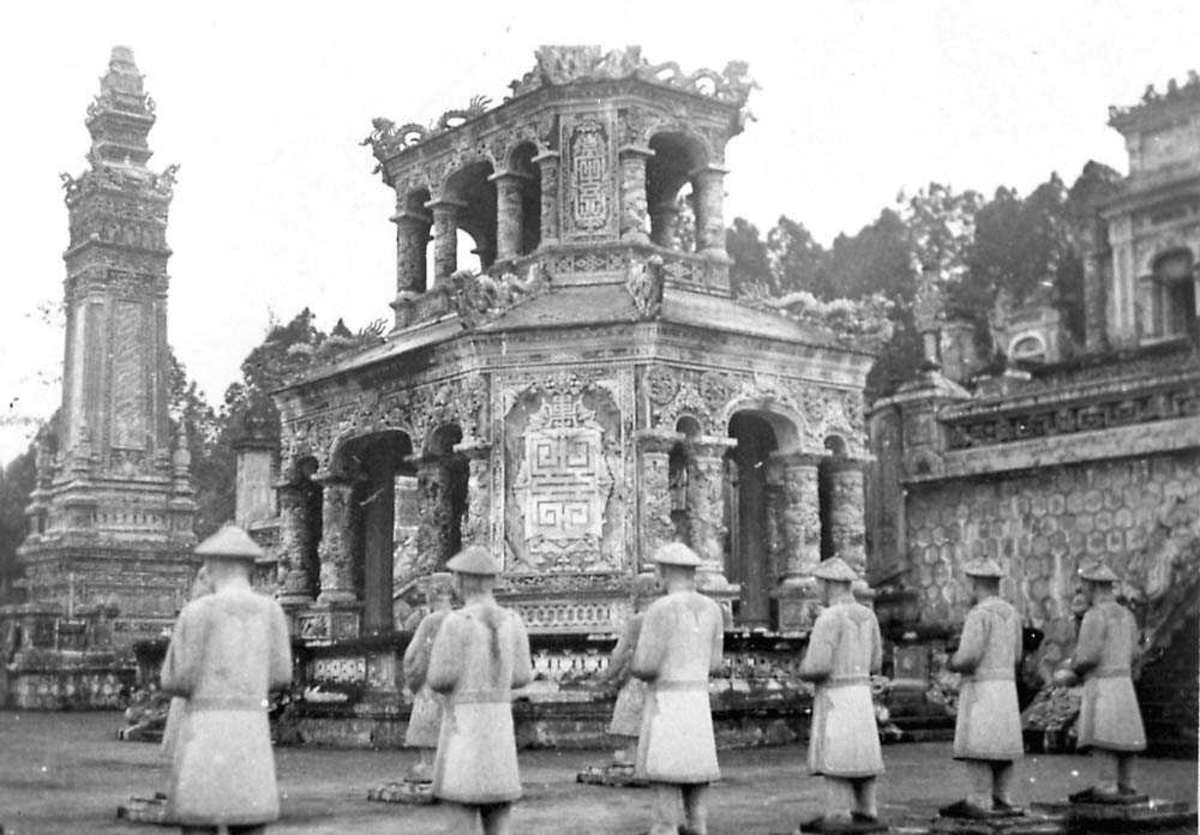 Flere personer, munker som står foran et tempel.