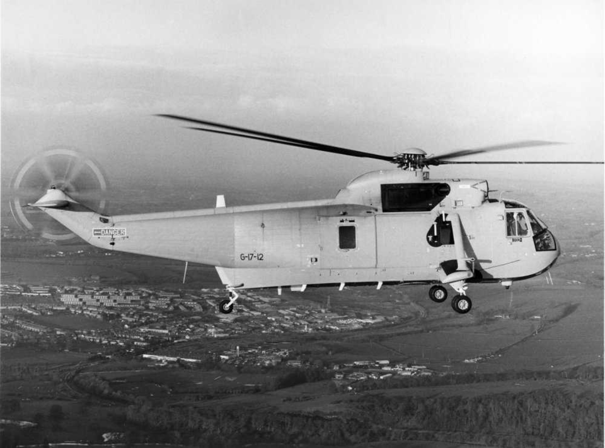 Ett helikopter i luften, Westland Sea King Mk. 50. Merking G-17-12