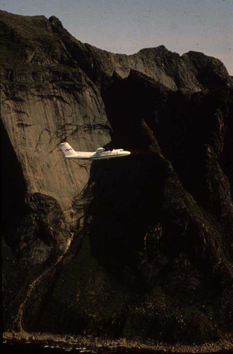 Luftfoto. Lofoten. Ett fly, LN-WFG, DHC-7-102 Dash 7 fra Widerøe.
