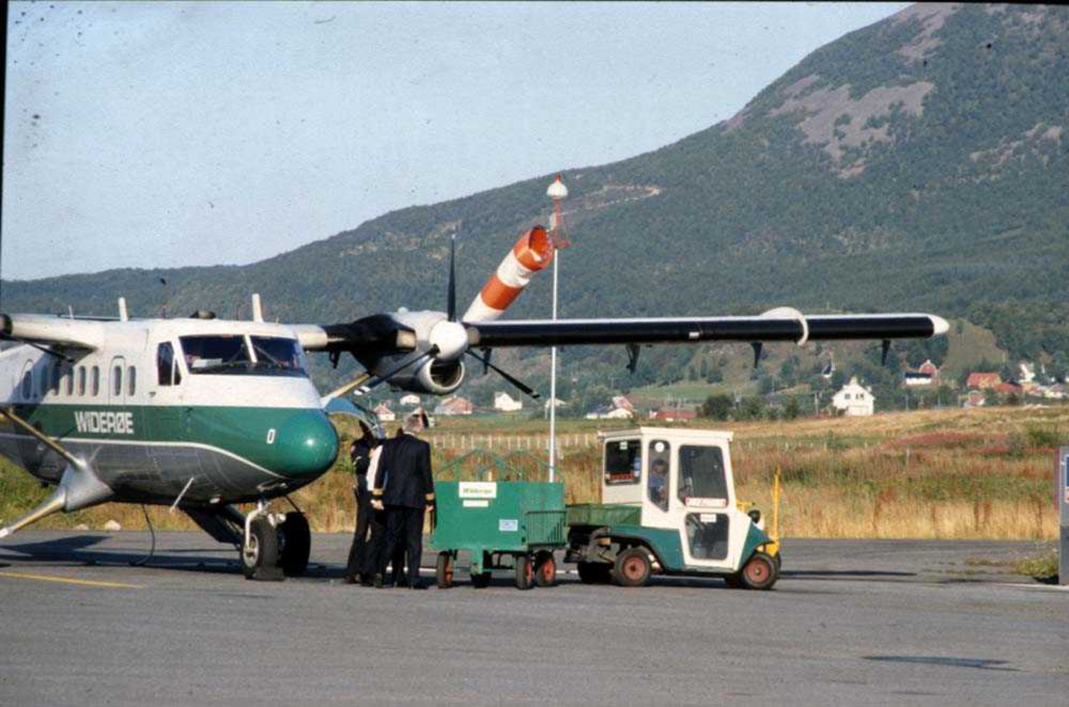 Lufthavn/Flyplass. Stokmarknes/Skagen. Ett fly, LN-WFD,
De Havilland Canada DHC-6-300 Twin Otter fra Widerøe. 