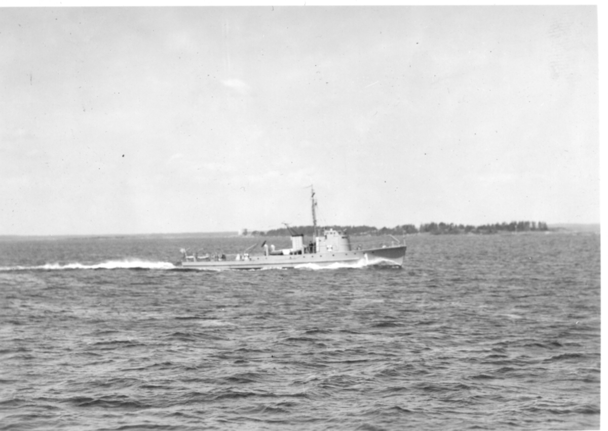 Bilden visar minsveparen nr 1 under gång till sjöss.