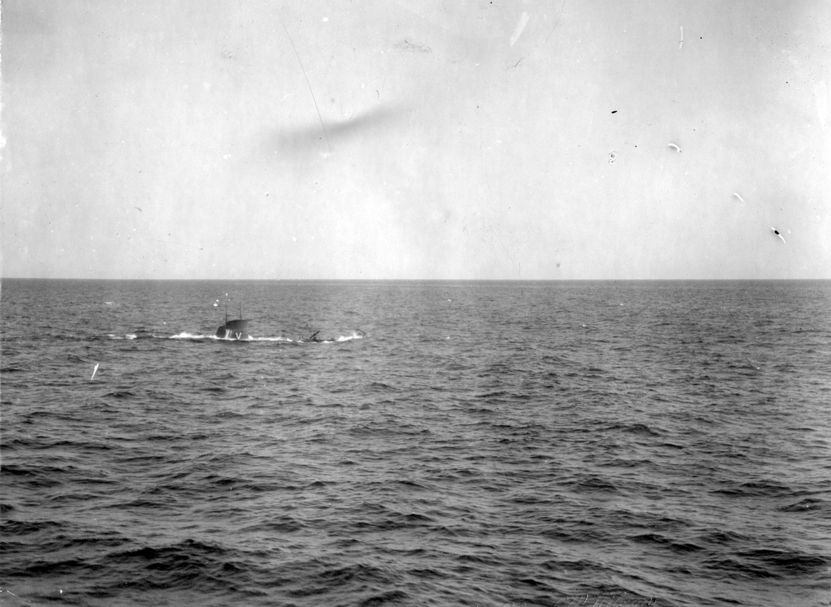 Snabbdykning pågår, del av ubåten syns längs ytan.
