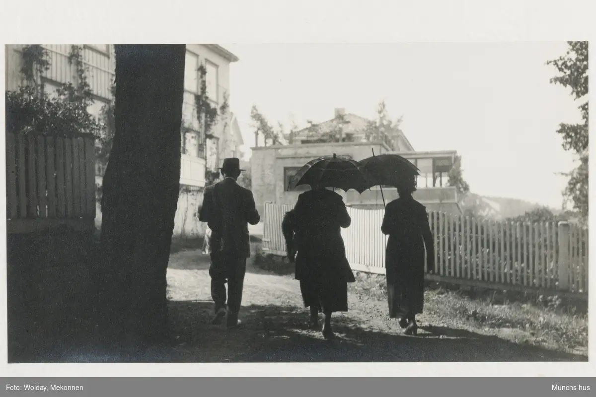 "Edvard Munch med sine gjester, kusinene Alfild og Eva Munch på vei til Grand Hotel, Aasgaardstrand".