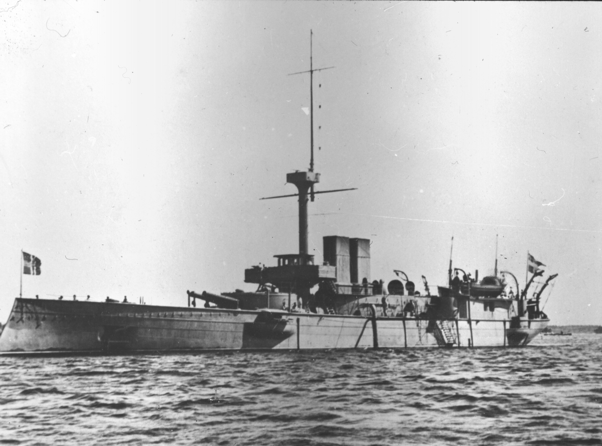 Bilden visar pansarskeppet Svea i ursprunglig skick.