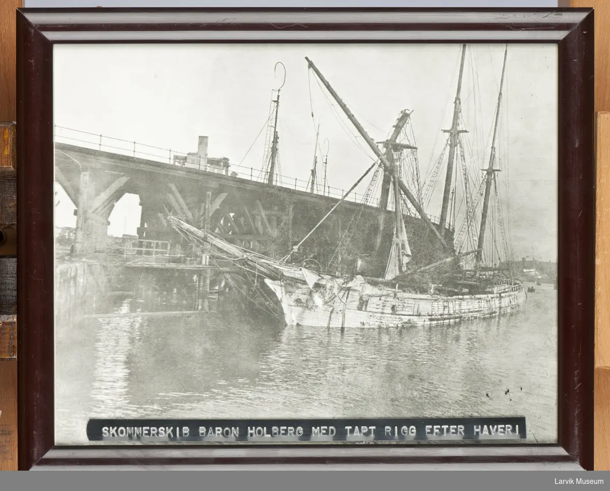 Skonnerskib "Baron Holberg" av Larvik med tapt rigg etter havari. Grimsby 1919.