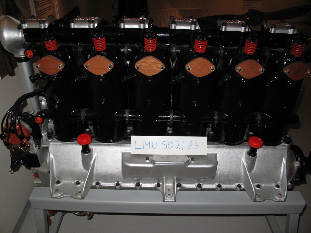 Stempelmotor med 6 sylindre, 23 liter, 230Hk, 1400 rpm, vekt 300 kg. 
