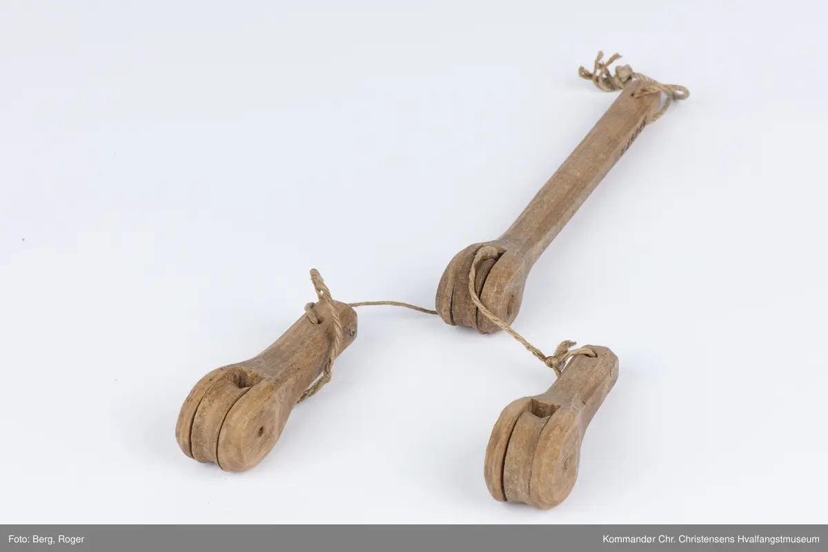 Teknikk: Håndarbeid. Utskåret i pæreform. Hakk inn til trinsehjulene som ble festet v.h.a tre- nagler. Lintråd forbinder de ulike delene
