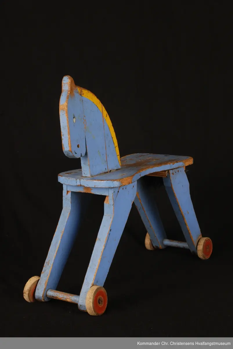 Form: trehest på hjul til å sitte på
