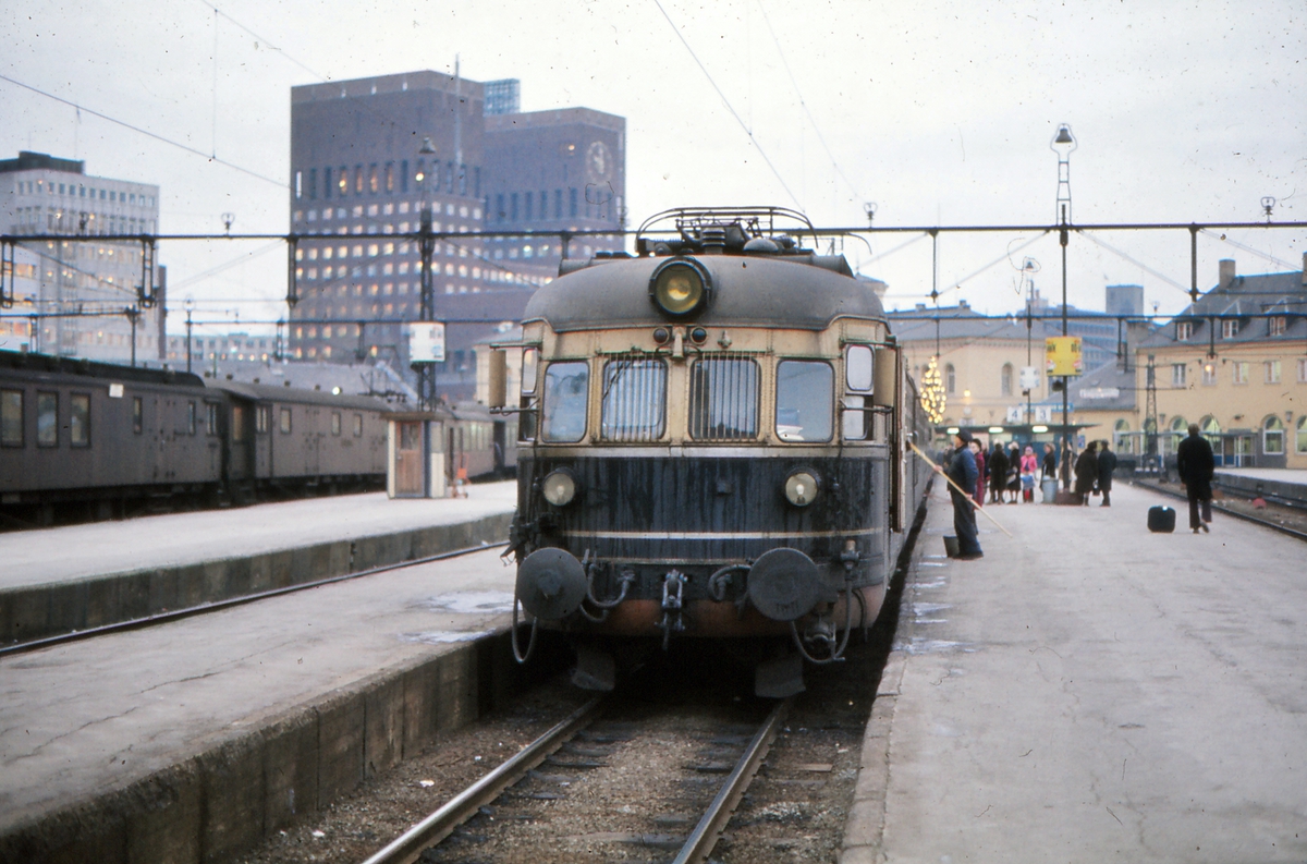 Elektrisk motorvognsett, lyntog, snøggtog, ekspresstog, type 66 på Oslo V. Hurtigtog til Skien.