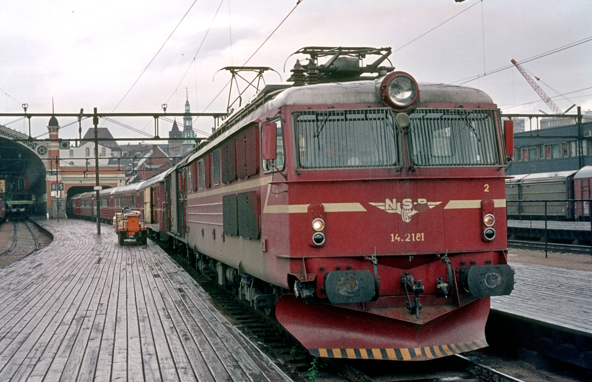 Hurtigtog 351, daghurtigtoget Oslo Ø -Åndalsnes, står klar på Østbanen med lokomotiv El 14 2181 og vogner av type 3.