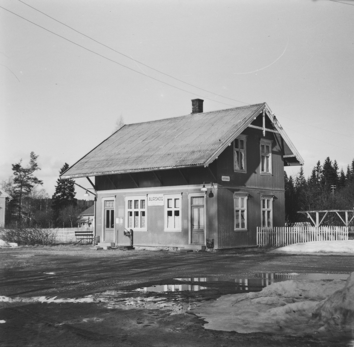 Aurskog stasjon syv år etter nedleggelsen.