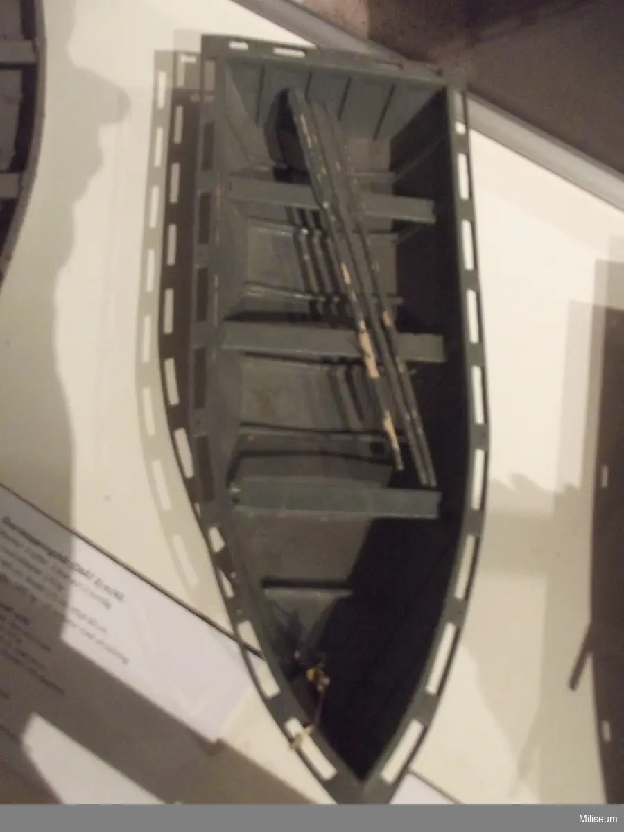 Modell av överskeppningsbåt (ÖBÅT 2) m/43