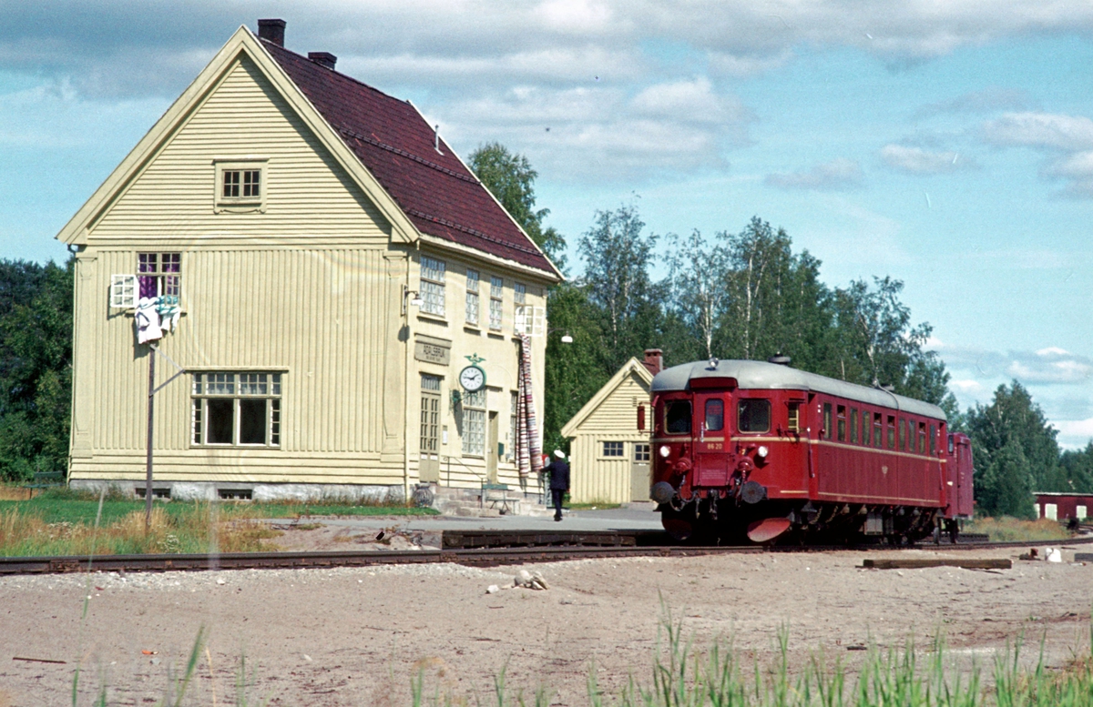 Tog til Hamar stopper på Ådalsbruk holdeplass, tidligere stasjon.