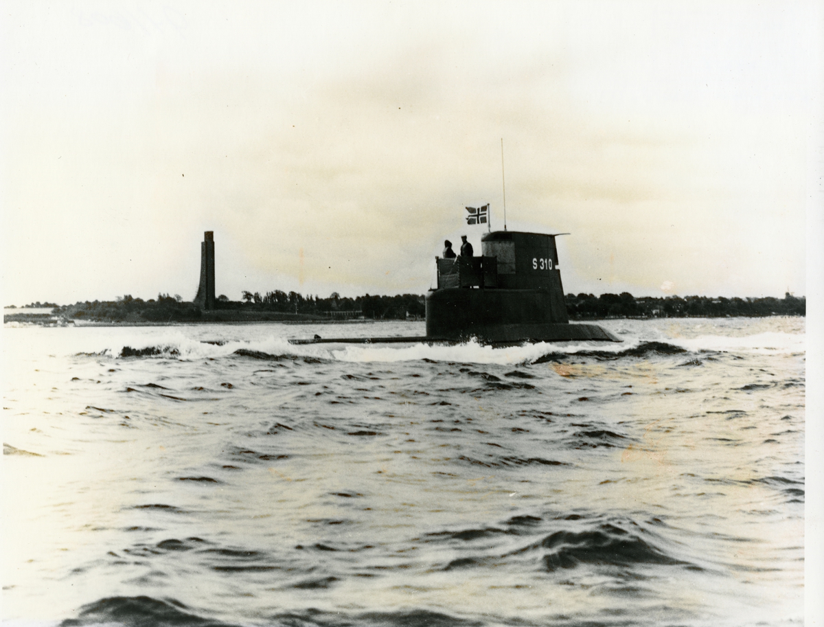 Motiv: Foto av undervannsbåten S 310 KNM "Kobben" (ex U3) vest-tysk undervannsbåt utlånt til forsøk 1962/64. På havnen i Kiel skipssjef: kapteinløytnant S farstad