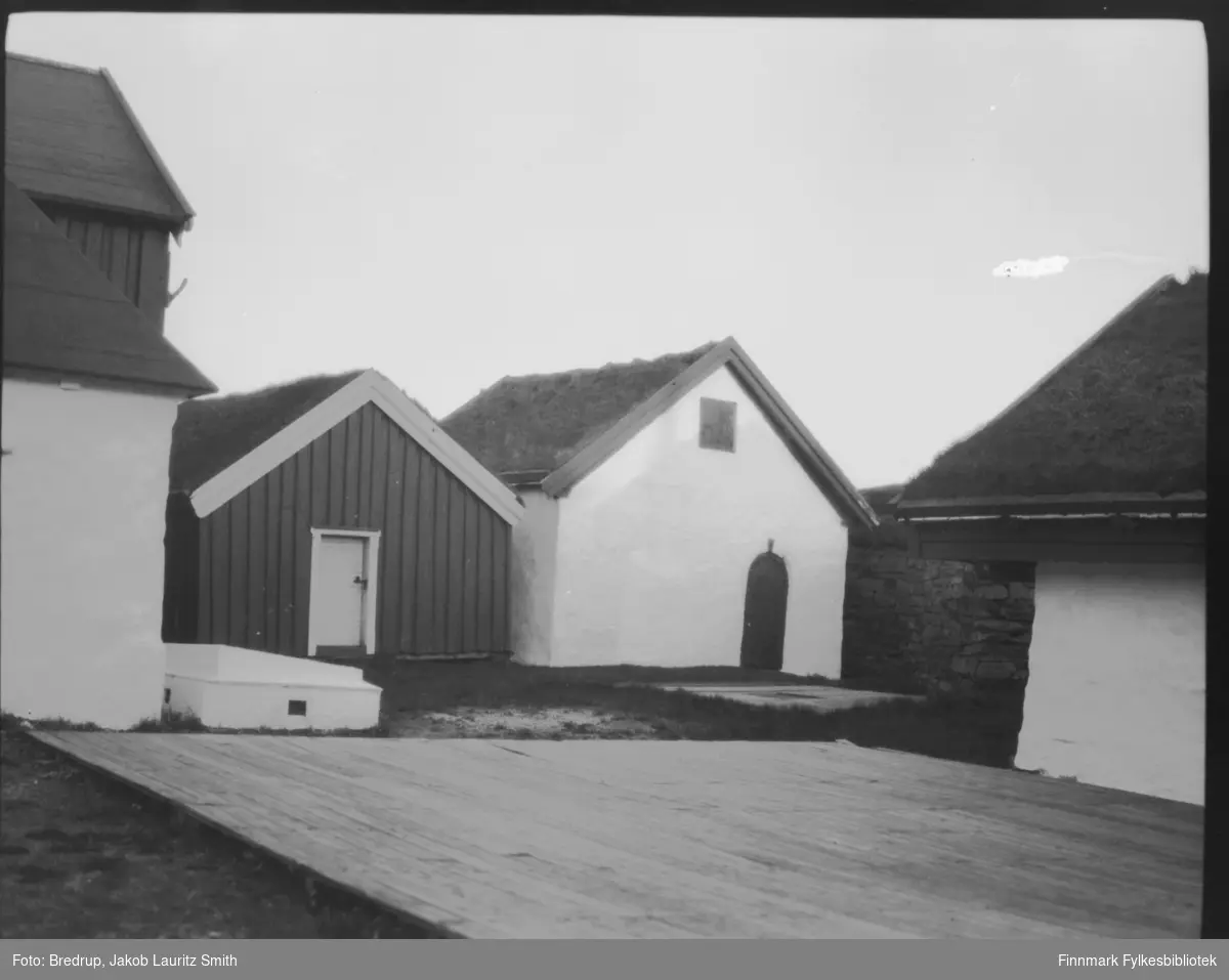 Bygninger på Vardøhus festning.
Lengst til venstre skimtes litt av magasinet med litt av brønnhuset foran. Deretter ladetøyhuset, krutthuset og lengst til høyre sees bombehuset.